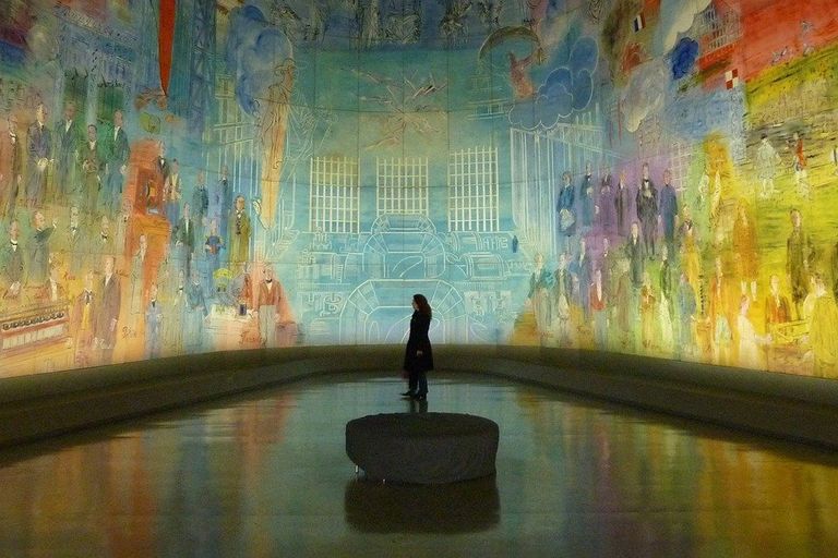 eine Frau steht alleine in einer aufwändig inszenierten Museumshalle 