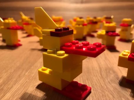 10 unterschiedliche Enten aus den gleichen neun Lego-Steinen